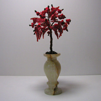 Дерево счастья из красного коралла в вазочке из оникса