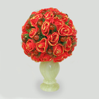 Цветы из сердолика Букет Изиды в вазочке из оникса